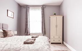 4 Bedroom House, 2 Min Walk From Station