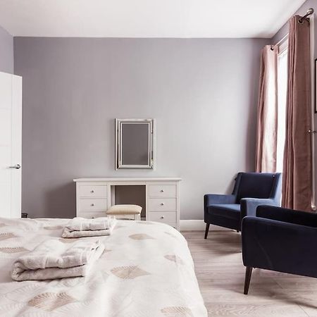 4 Bedroom House, 2 Min Walk From Station Londen Buitenkant foto