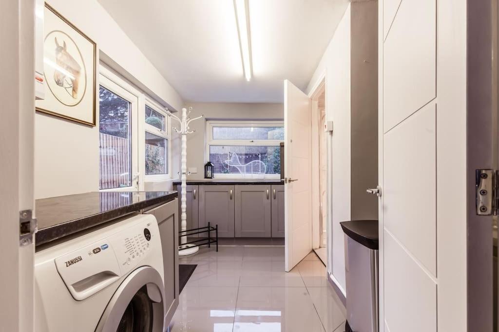 4 Bedroom House, 2 Min Walk From Station Londen Buitenkant foto
