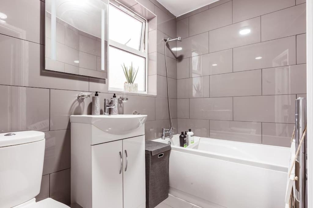 4 Bedroom House, 2 Min Walk From Station Londen Buitenkant foto