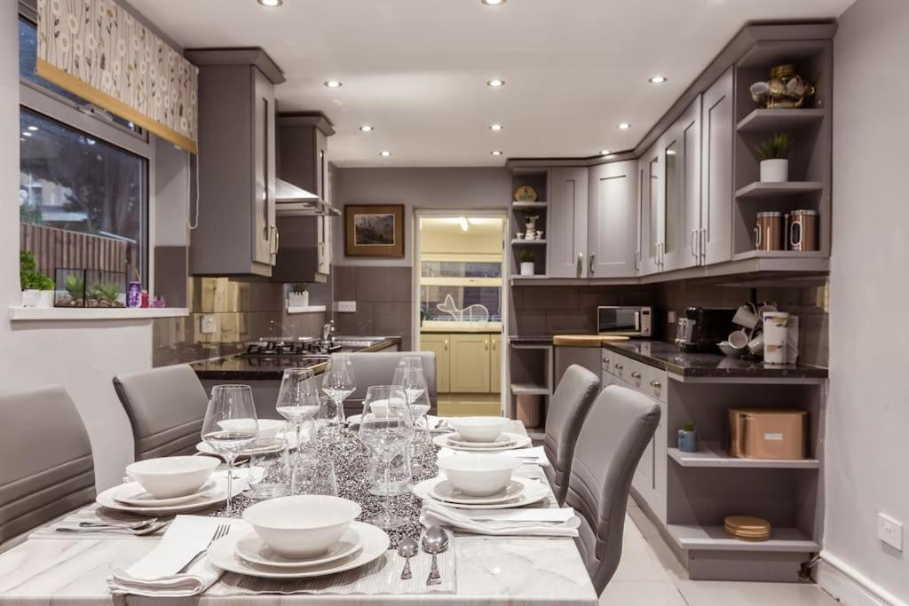 4 Bedroom House, 2 Min Walk From Station Londen Buitenkant foto