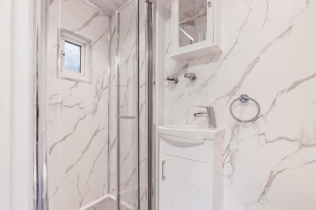 4 Bedroom House, 2 Min Walk From Station Londen Buitenkant foto