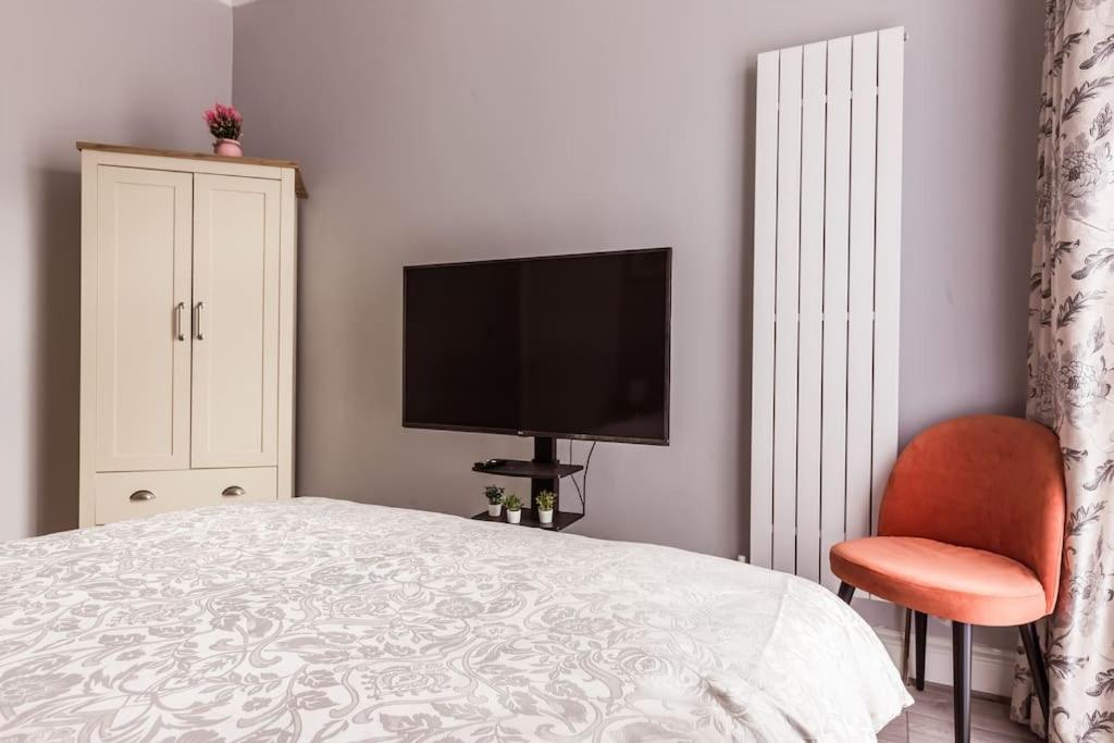 4 Bedroom House, 2 Min Walk From Station Londen Buitenkant foto