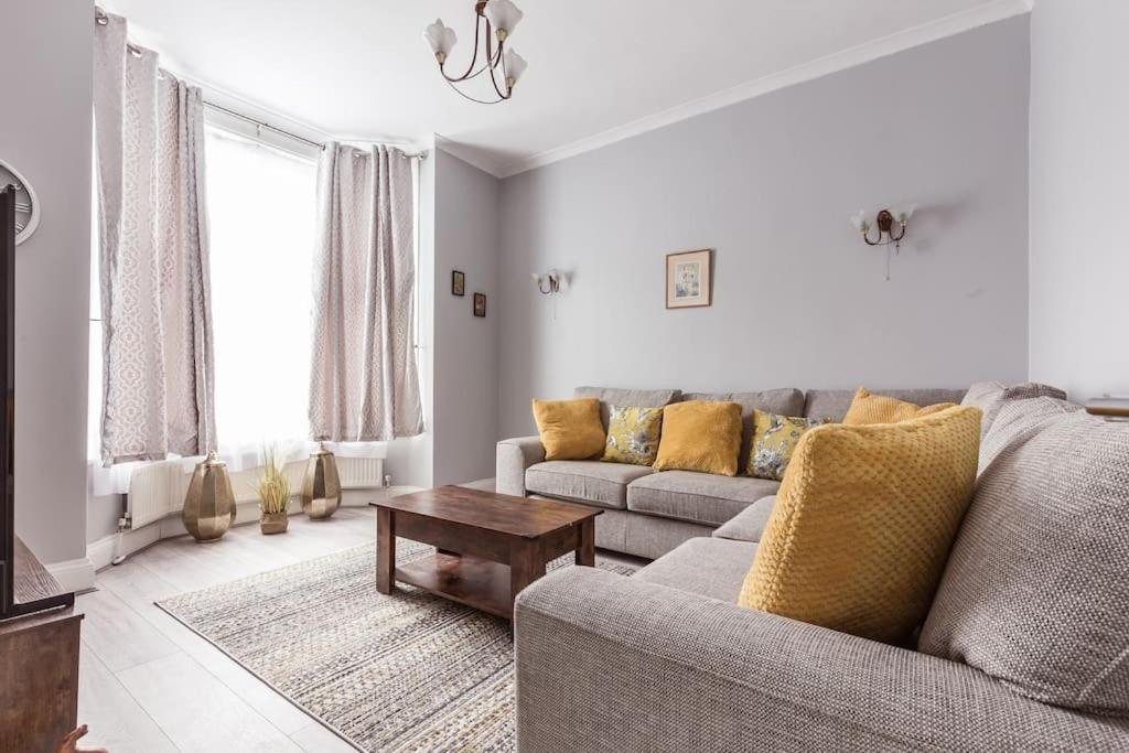 4 Bedroom House, 2 Min Walk From Station Londen Buitenkant foto