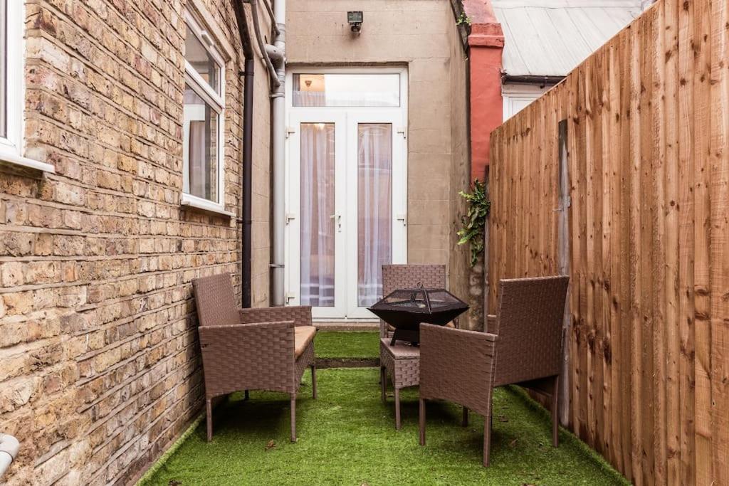 4 Bedroom House, 2 Min Walk From Station Londen Buitenkant foto