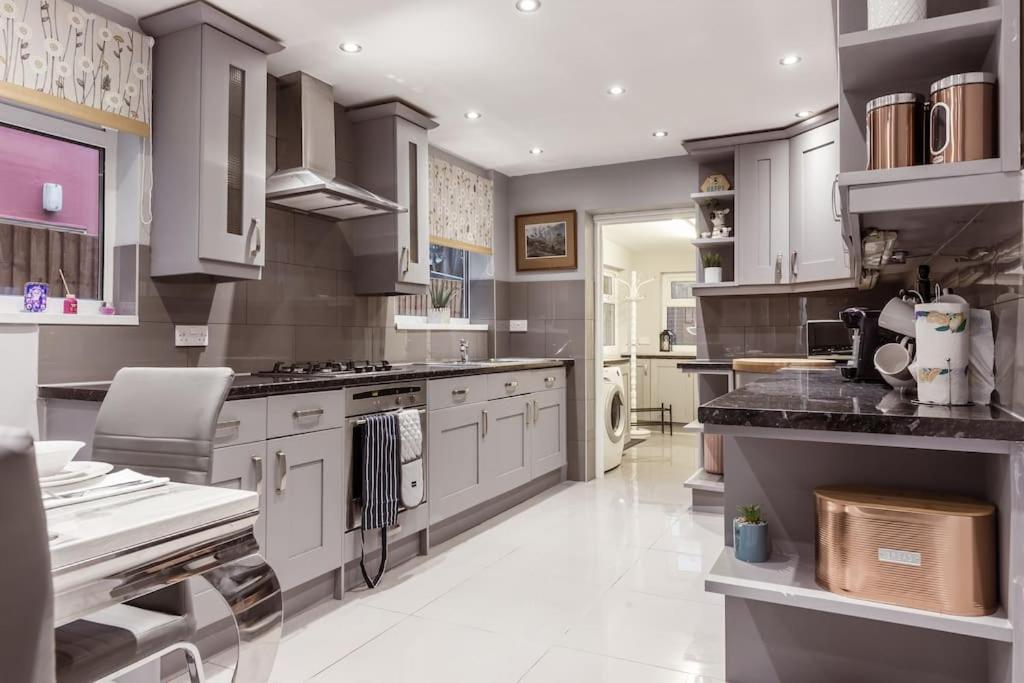 4 Bedroom House, 2 Min Walk From Station Londen Buitenkant foto