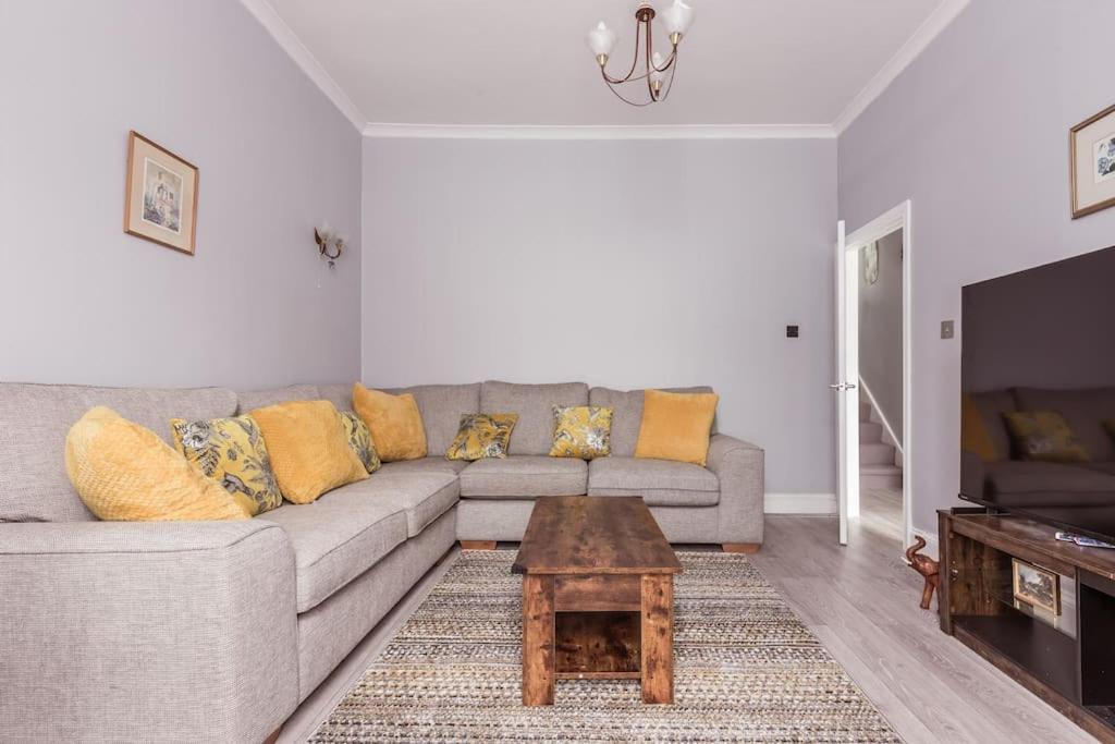 4 Bedroom House, 2 Min Walk From Station Londen Buitenkant foto