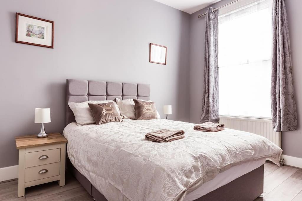 4 Bedroom House, 2 Min Walk From Station Londen Buitenkant foto