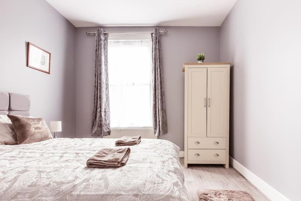 4 Bedroom House, 2 Min Walk From Station Londen Buitenkant foto