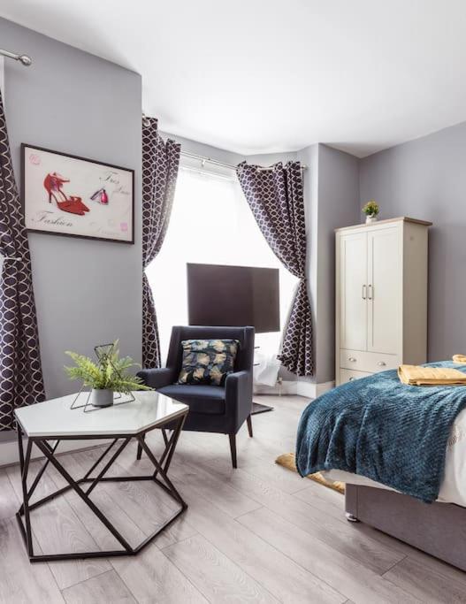 4 Bedroom House, 2 Min Walk From Station Londen Buitenkant foto