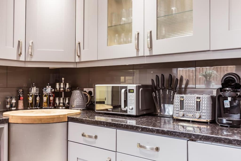 4 Bedroom House, 2 Min Walk From Station Londen Buitenkant foto