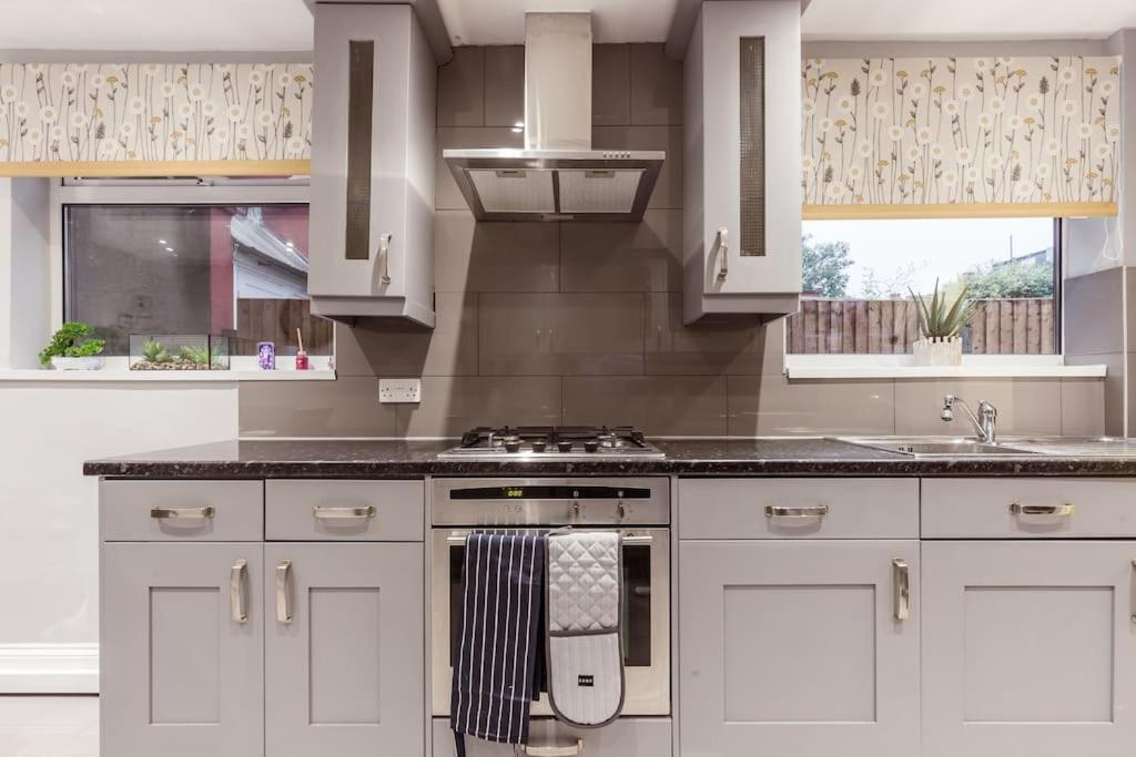 4 Bedroom House, 2 Min Walk From Station Londen Buitenkant foto