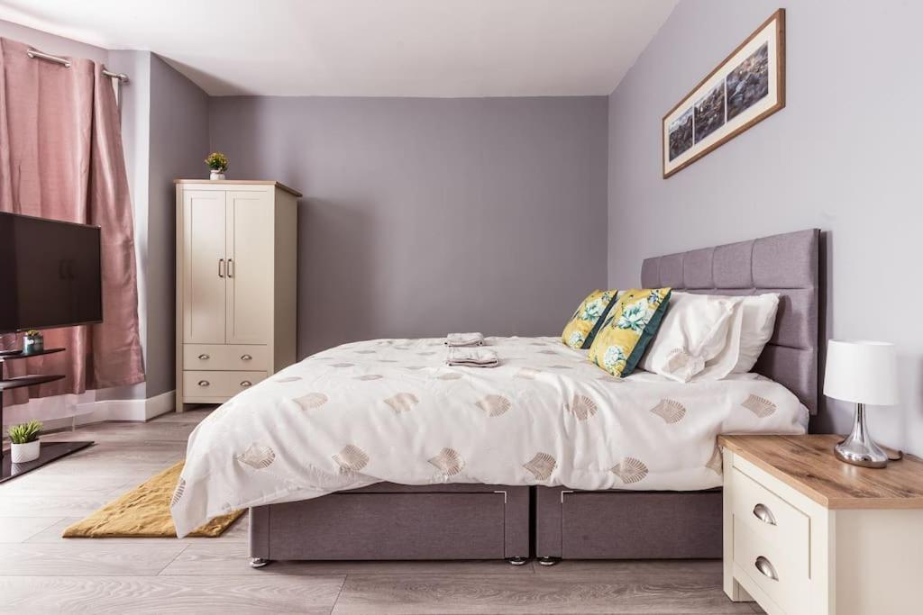 4 Bedroom House, 2 Min Walk From Station Londen Buitenkant foto