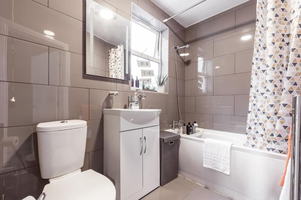 4 Bedroom House, 2 Min Walk From Station Londen Buitenkant foto