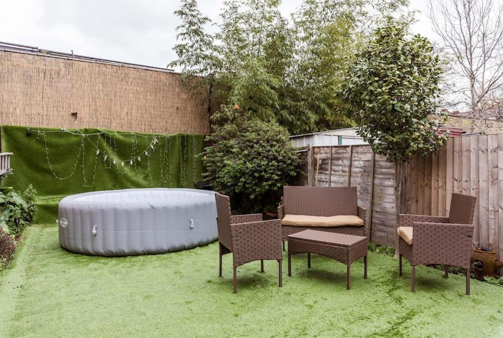 4 Bedroom House, 2 Min Walk From Station Londen Buitenkant foto