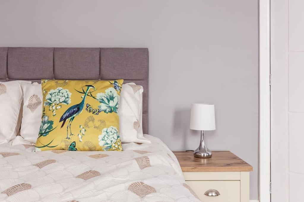 4 Bedroom House, 2 Min Walk From Station Londen Buitenkant foto