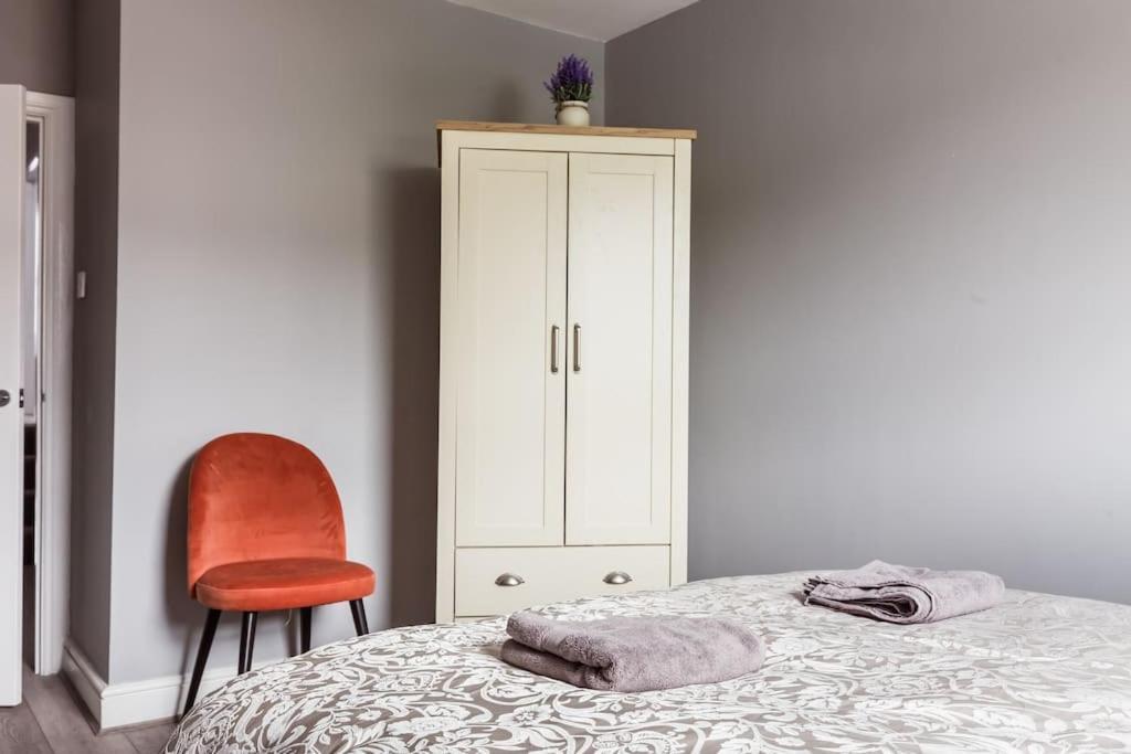 4 Bedroom House, 2 Min Walk From Station Londen Buitenkant foto